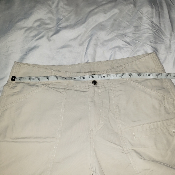 Khaki cargo style Bermuda Length Shorts Size 4 - Picture 6 of 7